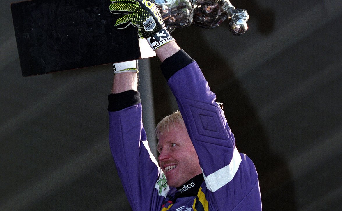 Hacastin erikoisjakso käsittelee päivänsankaria - Onnea Oka!