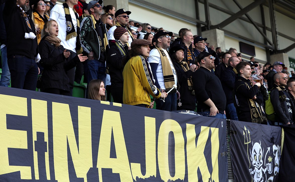 SJK:lla fanitapaaminen lauantaina Torikeskuksen SJK Storella