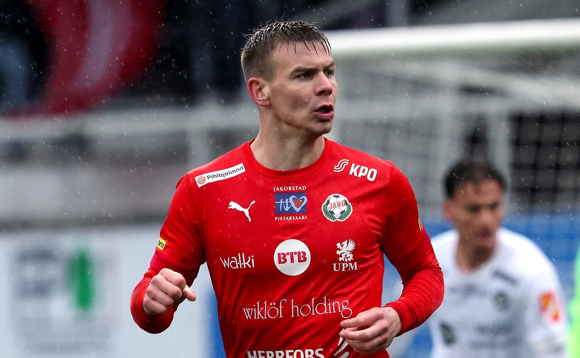 "Taitava ja dynaaminen pelaaja" - Adam Widjeskog jatkaa Jaron keskikentällä