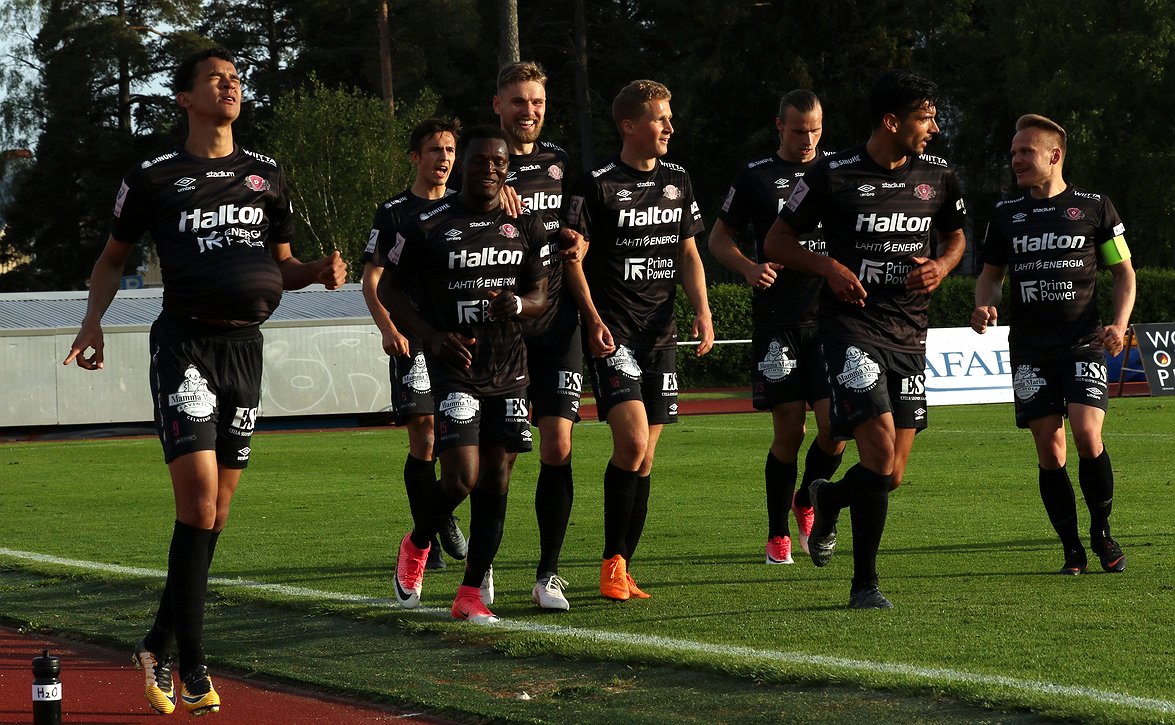 FC Lahden pelaajat kannustivat noin tuhatta oppilasta