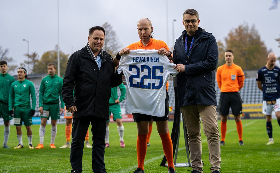 ​Kolme komeaa erotuomariuraa päätökseen lauantaina