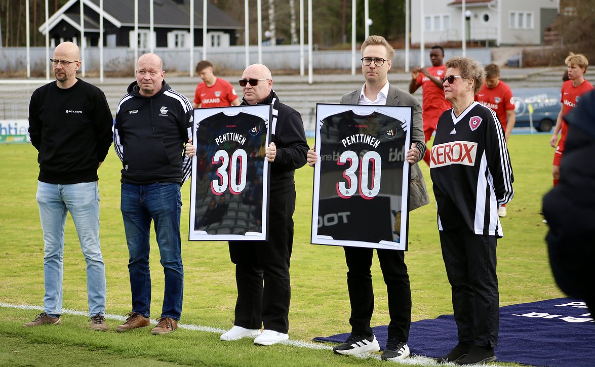 FC Lahti jäädytti pelinumeron 30 huoltajalegenda Pekka Penttisen kunniaksi