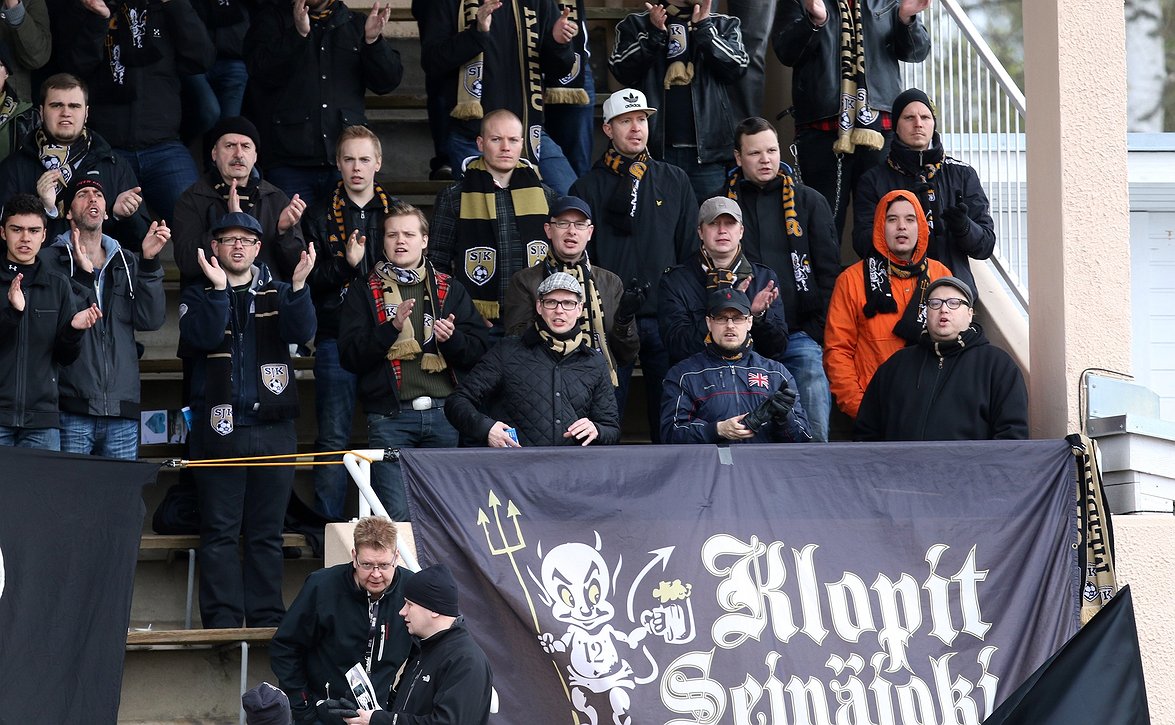 SJK Kannattajat lahjoittaa jalkapalloja kouluille