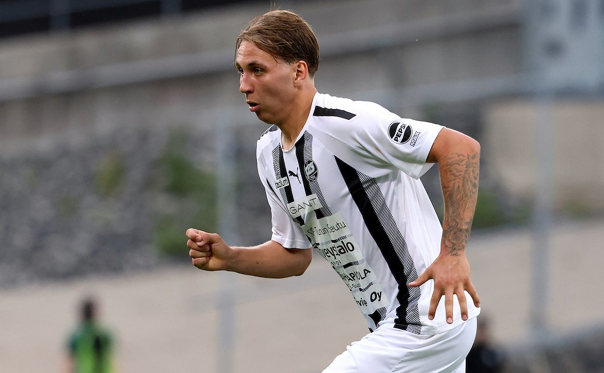 Onni Helén antamassa näyttöjä Helsingborgs IF:lle