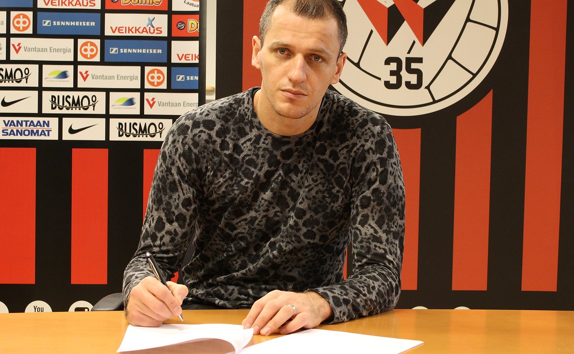 Njazi Kuqi tuuletti maaliaan HJK-fanien edessä
