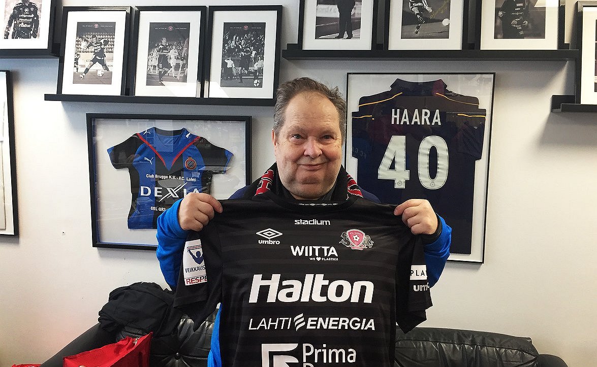 ​Tunnettu peliasujen keräilijä vieraili FC Lahden toimistolla