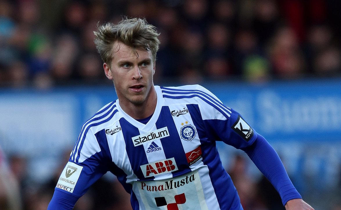 Rasmus Schüller sivuun Huuhkajista