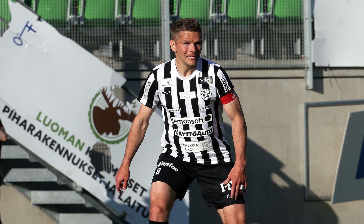 Team Strandvall ja Team Morrissey Vaasassa yöttömän yön hyväntekeväisyysottelussa 19.6.
