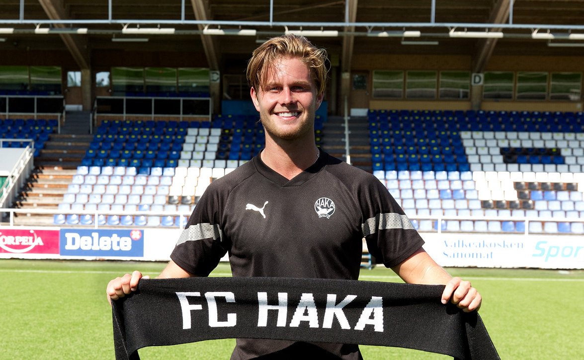 Lupaava keskikenttämies Hakaan - pelaajaliikennettä Hakan ja Kakkosen SexyPöxyjen välillä