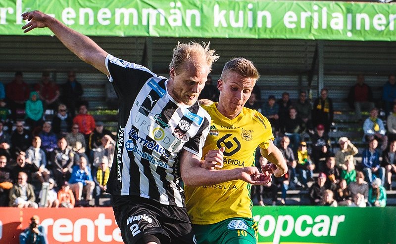 Kuukauden Rajala-kuva: Tanssiaskelin palloa viedään