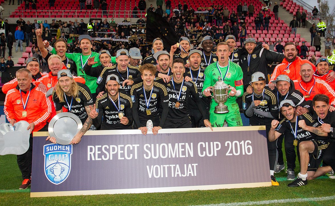 SJK juhlii cupin voittoa Torikeskuksessa maanantaina