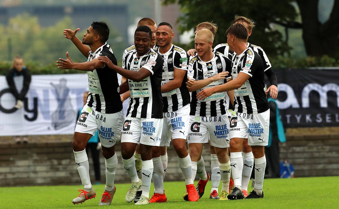 ​"Nyt nautitaan vähän" – TPS-leirissä riemuittiin derbyvoitosta
