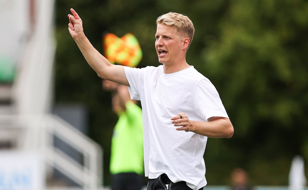 "Turhauttaa joukkueen ja kannattajien puolesta" - KuPS-luotsi Miika Nuutinen harmitteli punaista korttia