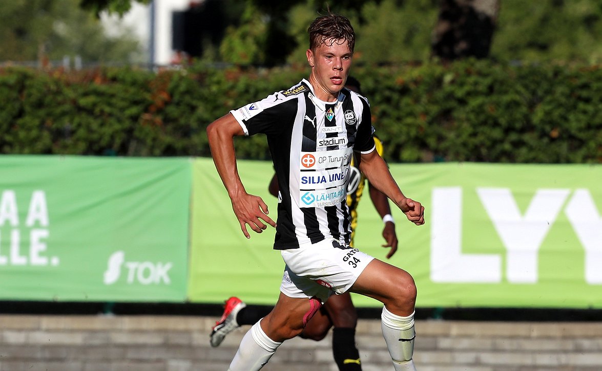 U18-poikien maajoukkueleiriryhmässä Veikkausliigaväriä