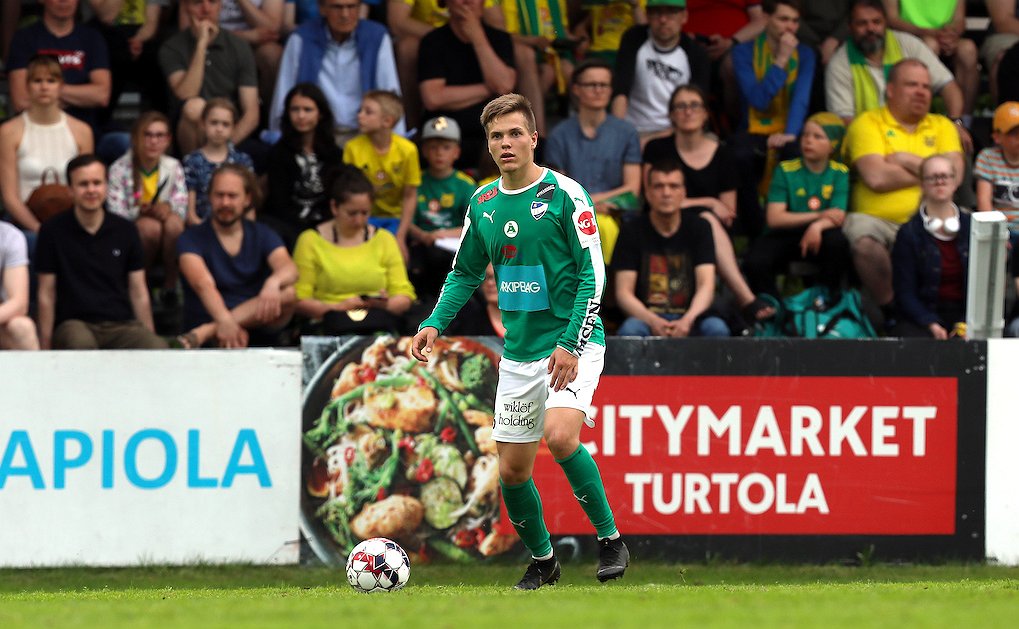 ​22-vuotias Aapo Mäenpää jo IFK Mariehamnin konkariosastoa – "Pelaajat tuppaavat vaihtumaan usein"