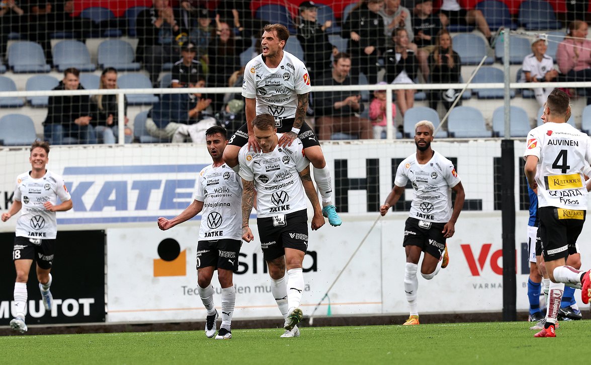 FC Hakan pelaajia perinteiseen tapaan mukana K-Plussa-jalkapallokoulussa