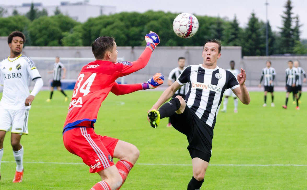 VPS:n Jalkapallokirja 2015 nyt myynnissä