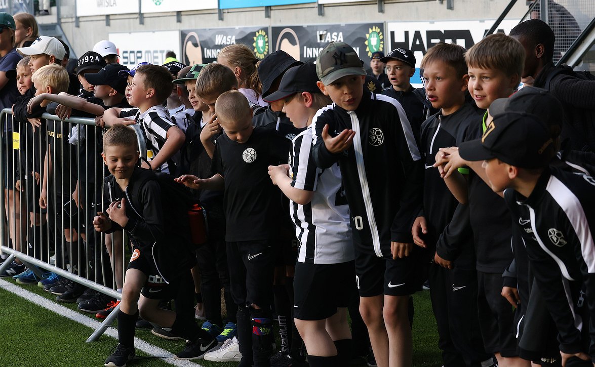 ​Selostaja Velja Engström: "VPS haluaa maksaa kalavelat"