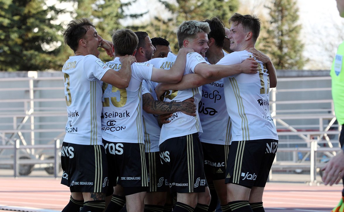 "Onnistuimme aika lailla kaikessa tänään" - kauden avausvoitto lämmitti Jani Honkavaaraa