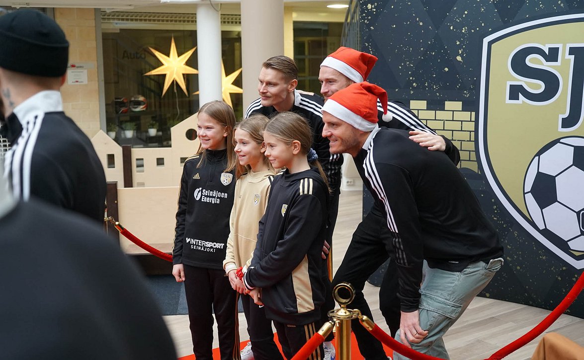​SJK tapasi faninsa SJK Storessa lauantaina