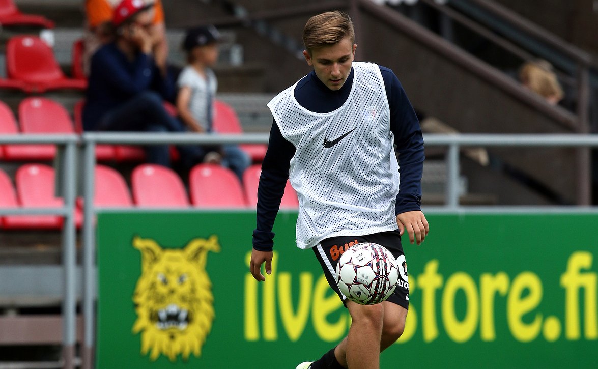 Albion Ademi iloitsi debyytistään