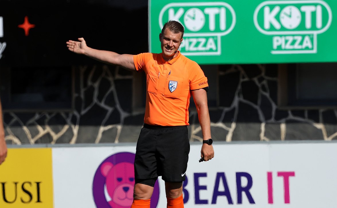 Joni Hyytiä erotuomarina poikien EM-karsinnassa Kreikassa