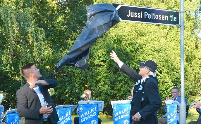 Tehtaan kentällä vietettiin juhlahetkiä ennen paikallisottelua – Jussi Peltosen tie vihittiin käyttöön