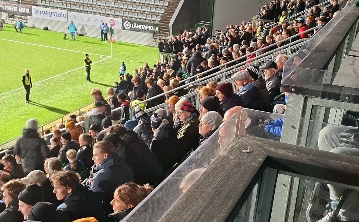 Veritas Stadionin pääkatsomo käytössä TPS:n kotiotteluissa kaudella 2026