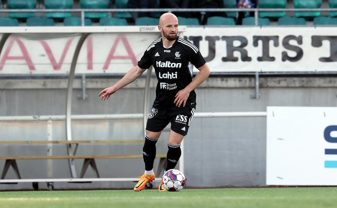 Arian Kabashi vaihtaa EIF:n paitaan