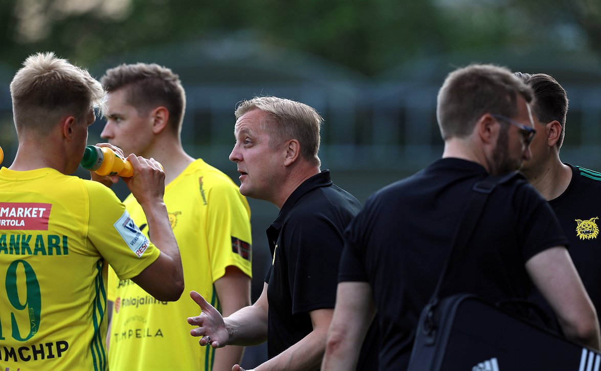 Ilveksen Wiss: "Turhia vierasmaaleja ei saa päästää"