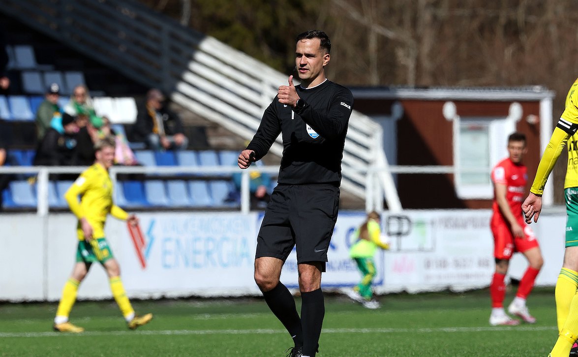 Oliver Reitalan kolmikko tuomitsee UEFA Youth Leaguen ottelun 