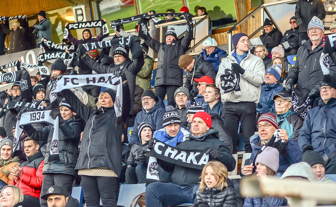 "Käännetään loppusyksy koko Haka-yhteisön voitoksi " - Haka taisteluilmeellä Karsintasarjaan