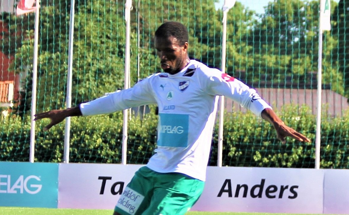 ​"Todellinen keskikentän kenraali" - Mohammed Abubakari jatkaa IFK Mariehamnissa