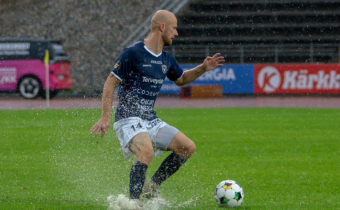 "Pitää ainakin yksi voitto kairata" - AC Oulun Niklas Jokelaisen tähtäin tiukasti Mestaruussarjassa