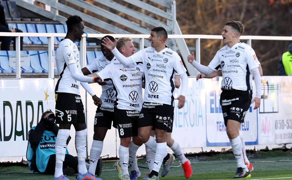 ​Maalintekoonkin ehtinyt Tuure Siira: "Oli mukava kokemus päästä Haka-fanien eteen"
