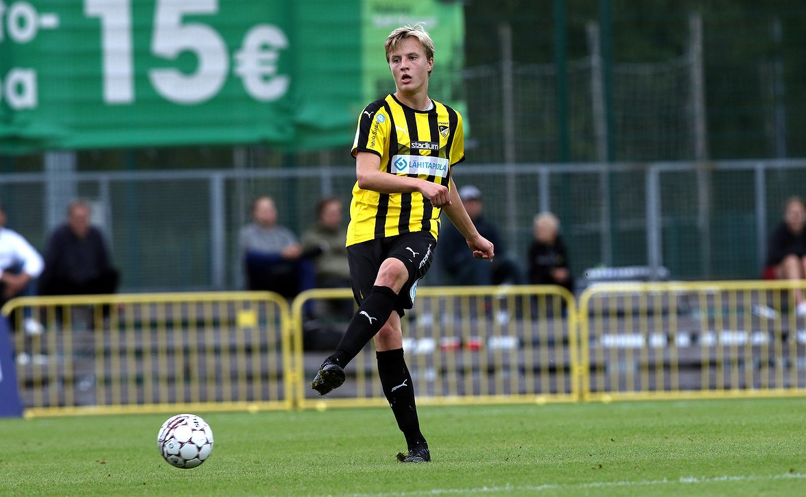 ​Kahdessa vuodessa Kakkosesta Huuhkajiin - liigan läpimurtopelaajalle palkinto otteistaan