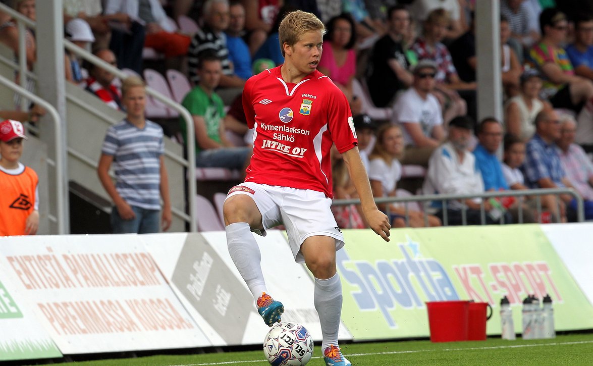 Hoivala palaamassa kentille KuPS-paidassa