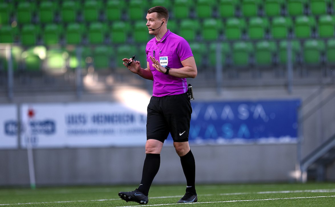 Joni Hyytiä ja Veli-Matti Leppänen tuomaroivat Regions' Cupissa Sveitsissä