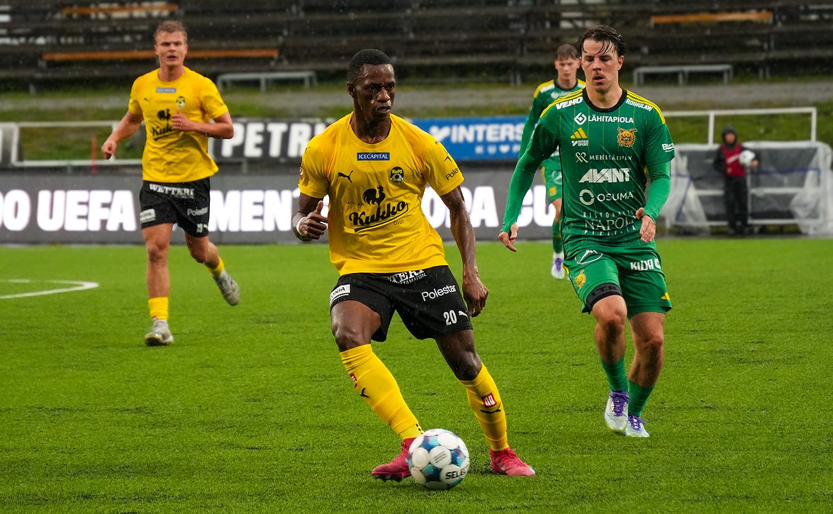 "Pahoittelen esitystä" - KuPS-luotsi Jarkko Wiss ihmeissään omiensa vaisuudesta