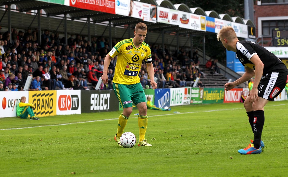 Ilves muisti yhteistyökumppania kapteenin paidalla