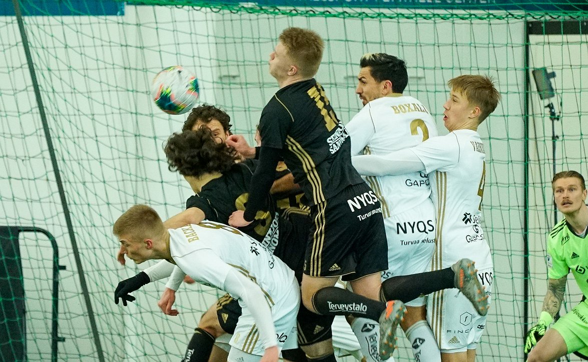 ​"Koitin vähän väliin huudella" – Honkavaara ei päästä pelaajia leijumaan