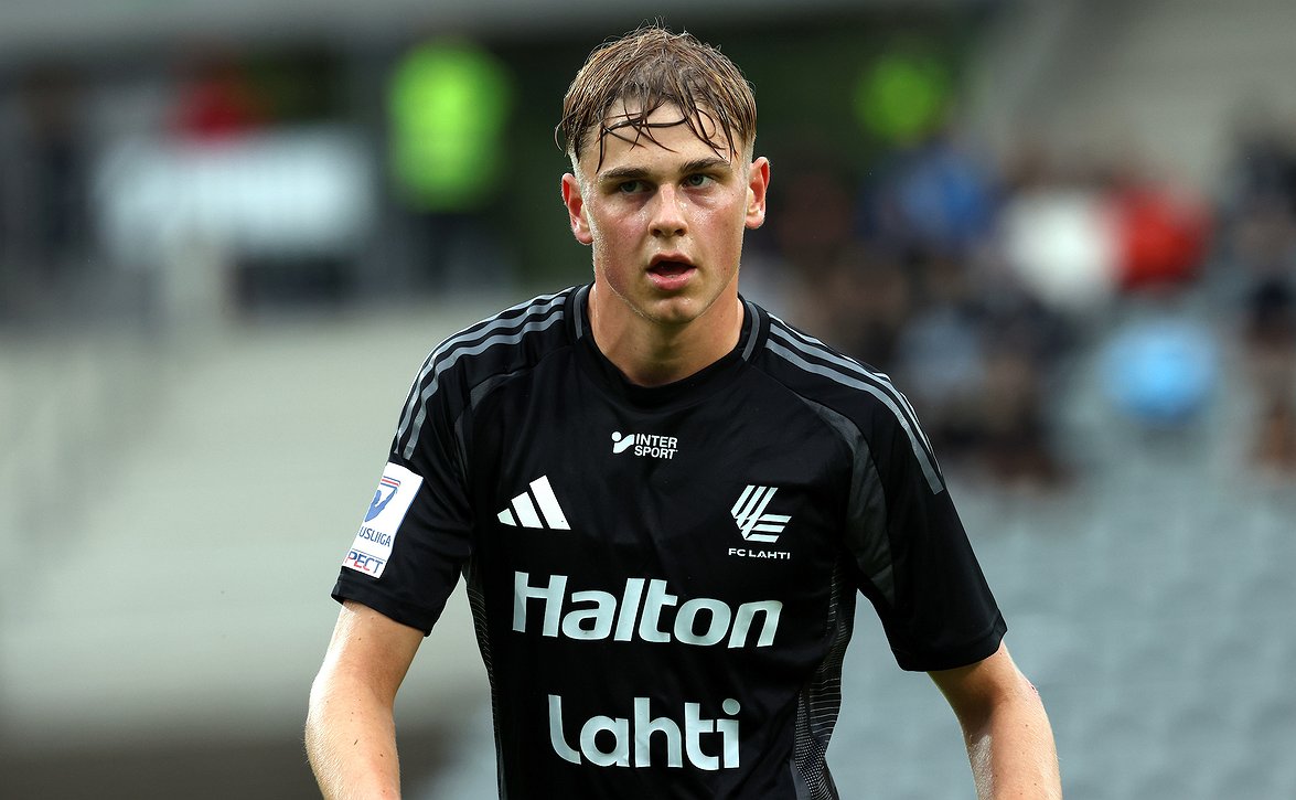 Akesli Puukko palaa Italaista Veikkausliigaan - Pikkuhuuhkajapelaaja sopimukseen KuPS:n kanssa