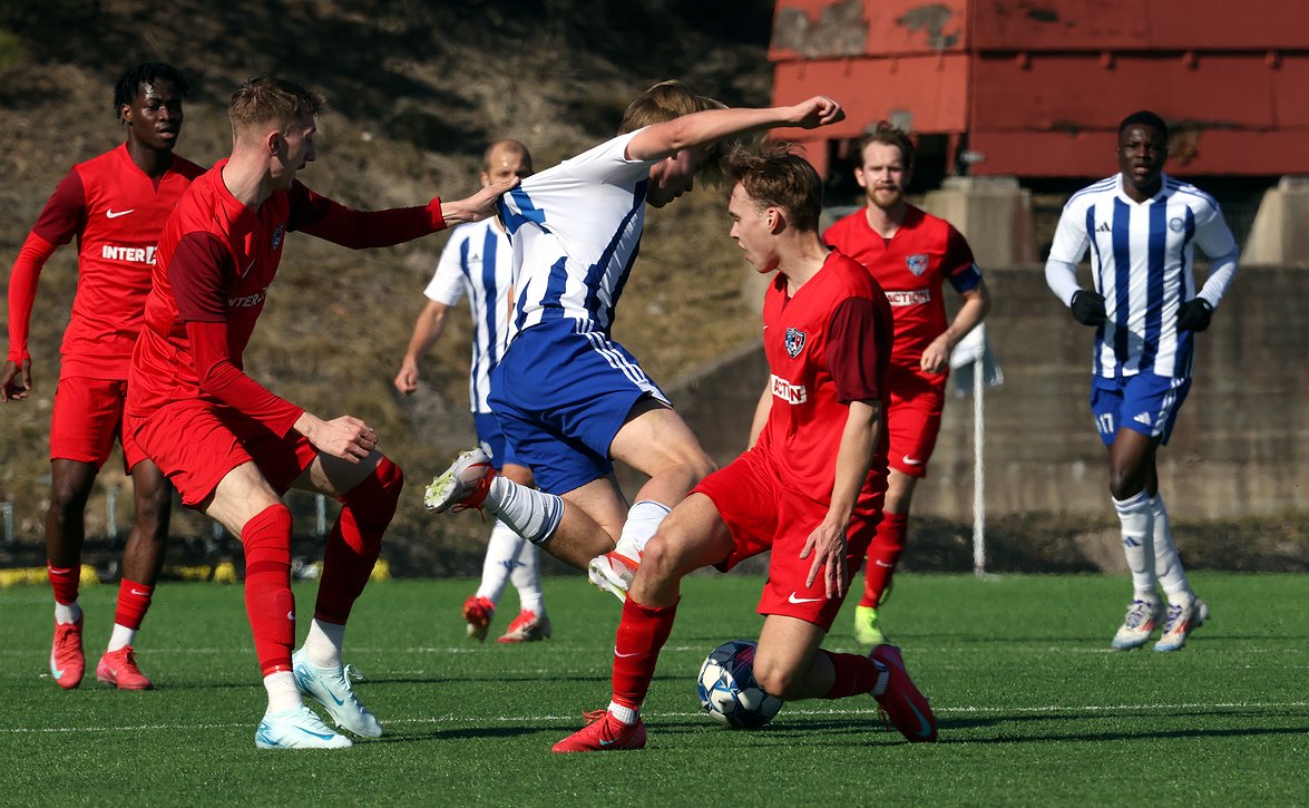 "Ehkä tällainen herätys tähän tarvittiin" - HJK-luotsi Toni Korkeakunnas ihmetteli otteen karkaamista