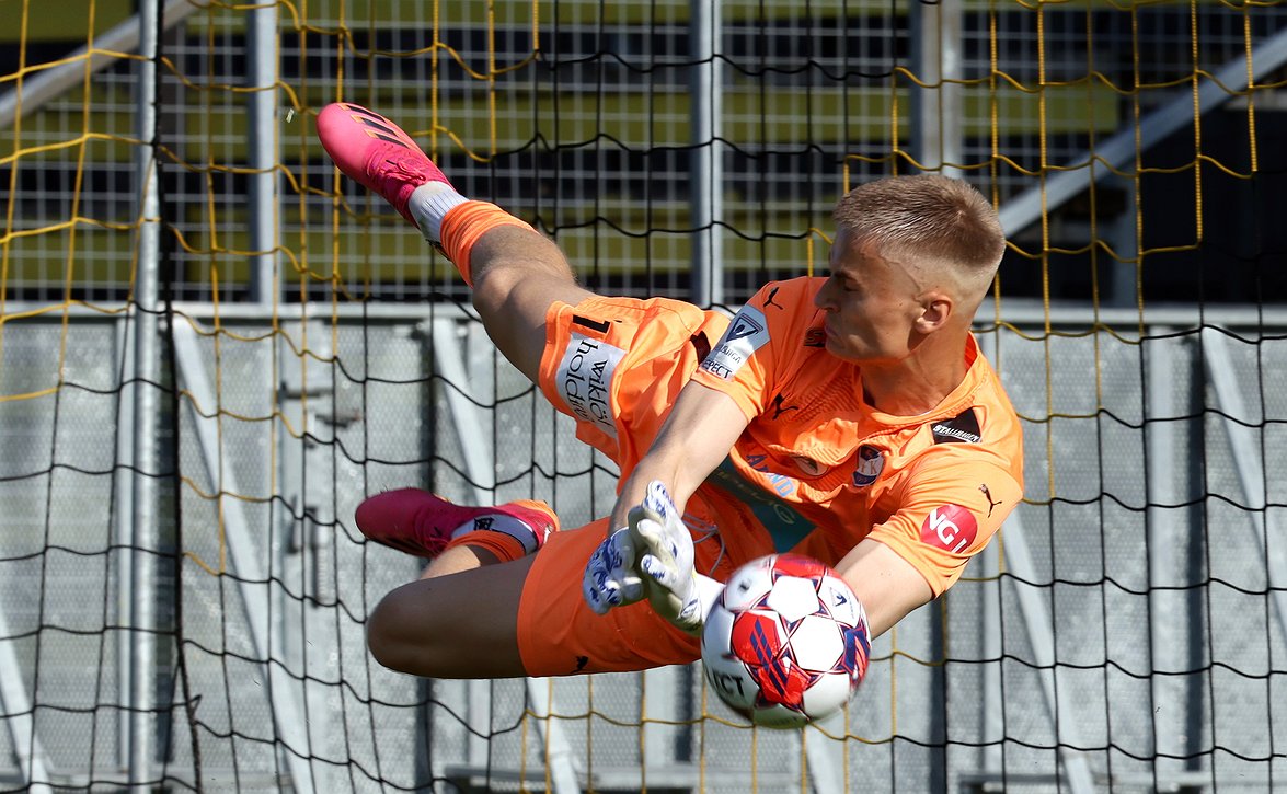 Elmo Henrikssonilla edessä HJK-debyytti - paikka tolppien välissä Gnistania vastaan