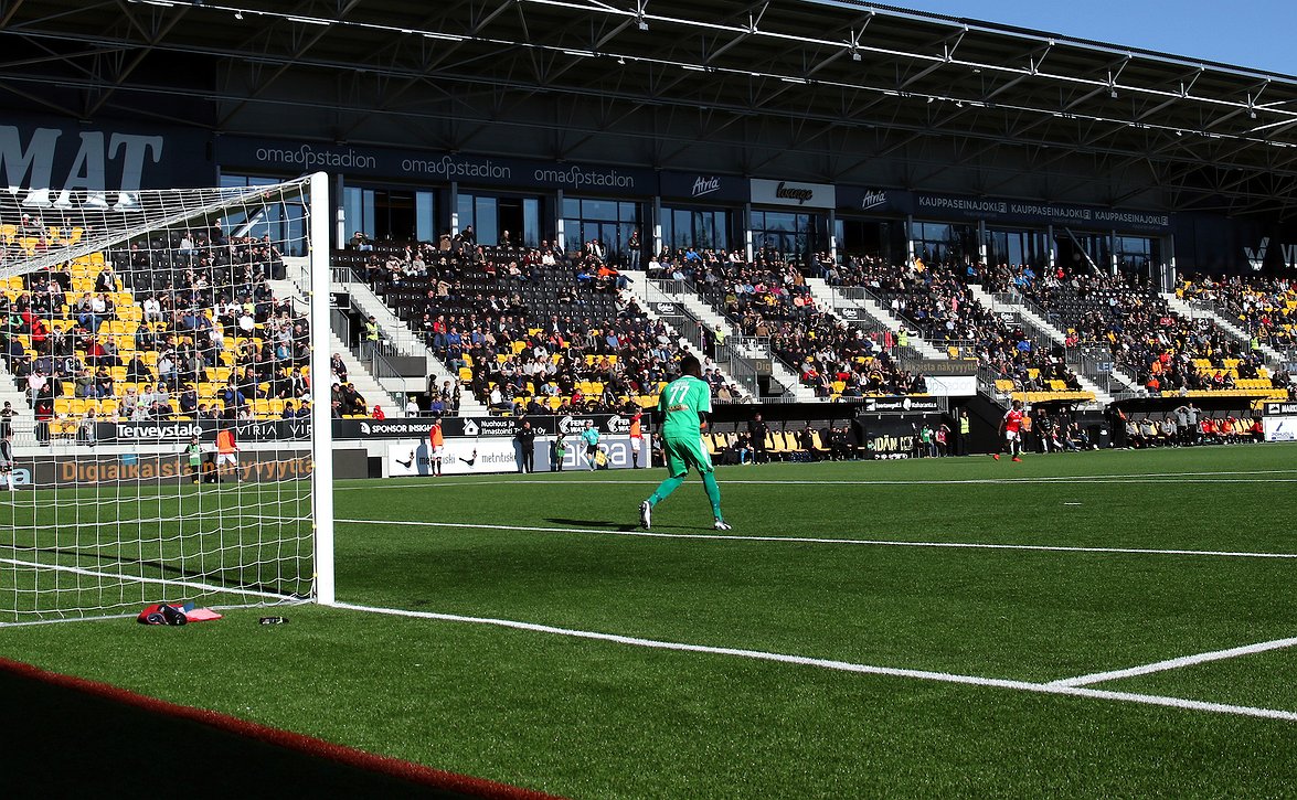 Jalkapallonurmen vaihto OmaSp Stadionilla alkanut – uusi täyttöaine ensi kertaa Veikkausliigakentälle