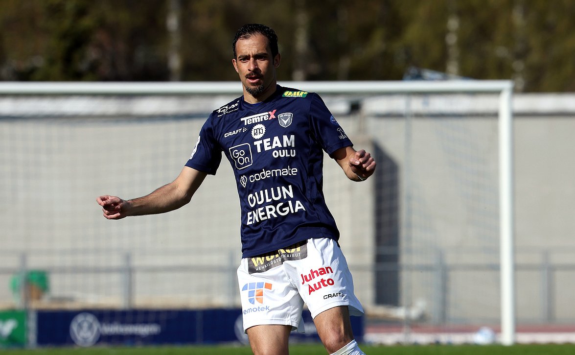 "Hänellä on kaikki johtajan ominaisuudet" - Rafinha kantaa AC Oulun kapteeninnauhaa