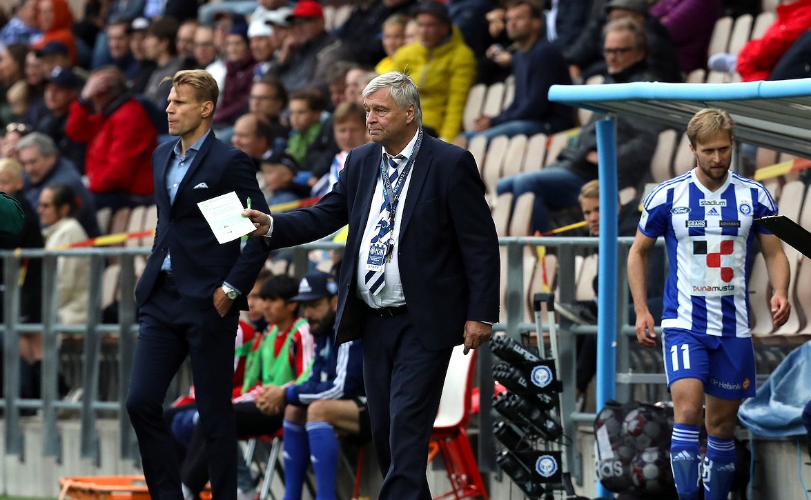 HJK-legenda Markku Peltoniemi suomalaisen jalkapallon Hall of Fameen - nimitys HJK-Hakan yhteydessä