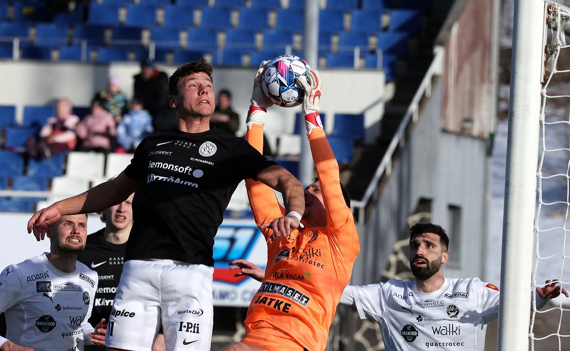 Hilander kiinnittänyt huomiota puolustuspelaamiseen – ”Kyse ei ole pelkästään maalivahdeista”