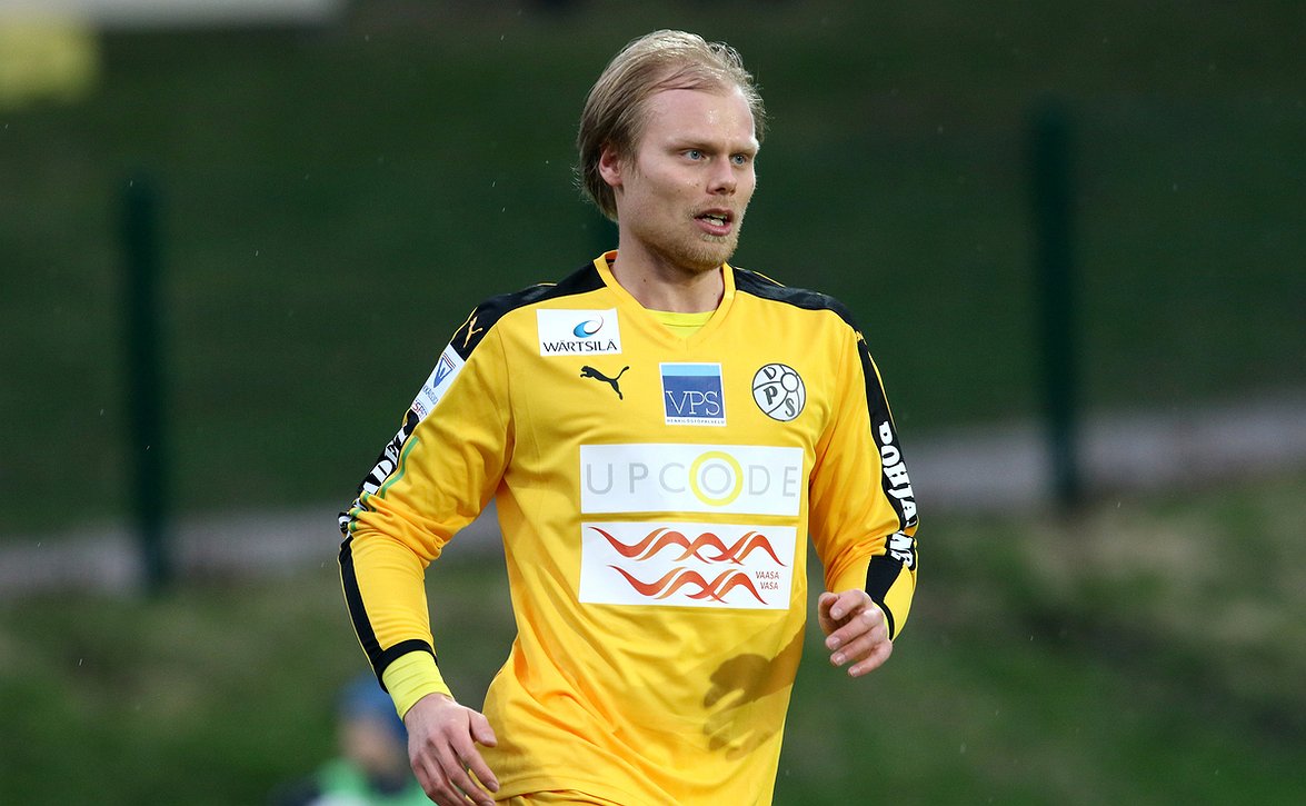 VPS lahjoitti pelikenkiä vastaanottokeskukseen