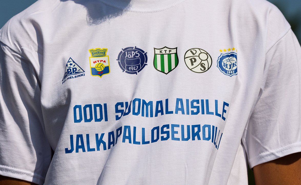 ​Huuhkajien oodi suomalaisille jalkapalloseuroille - pelaajilla uniikit lämmittelypaidat maanantaina